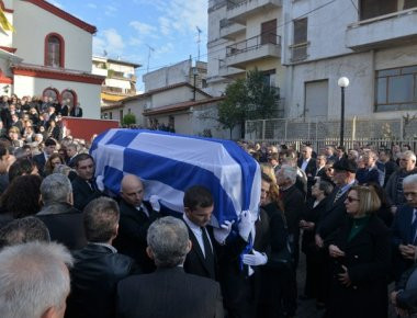 Πλήθος κόσμου στην κηδεία του Ευ. Μπασιάκου - Κ. Καραμανλής, Κ. Μητσοτάκης και Α. Σαμαράς έδωσαν το παρόν (φωτό)